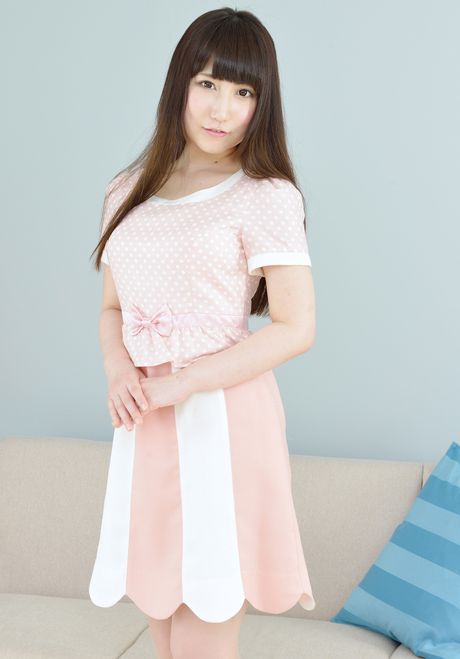 アジアの女の子、葛城美緒が小さなおっぱいを誇示し、ソロでポーズをとる