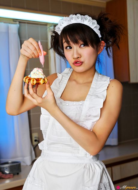 請欣賞她單人表演中的火辣姿勢和裸露的陰部。