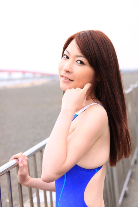 棕色眼睛的日本寶貝 Mao Koda 展示她的小乳房和姿勢