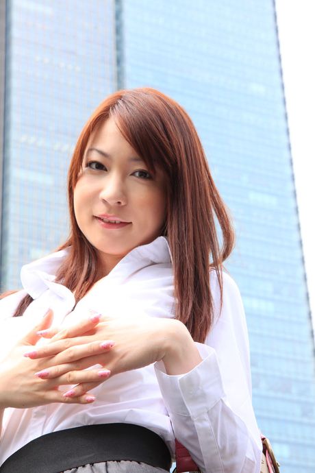 棕色眼睛的日本寶貝 Mao Koda 展示她的小乳房和姿勢