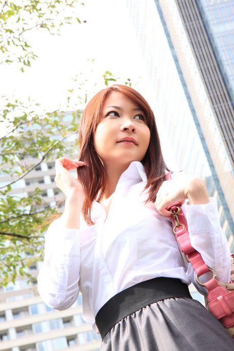 棕色眼睛的日本寶貝 Mao Koda 展示她的小乳房和姿勢