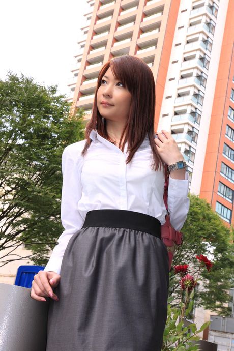 棕色眼睛的日本寶貝 Mao Koda 展示她的小乳房和姿勢