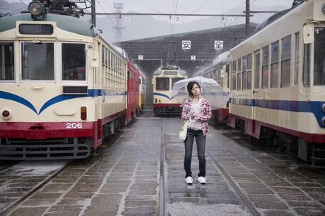 アジアのカバーガール久住小春が平らな胸を露わにし、露出した体を屋外で披露