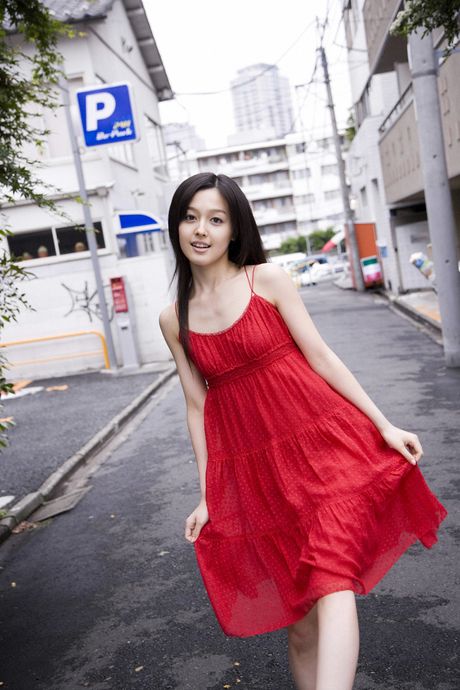 アジアのカバーガール久住小春が平らな胸を露わにし、露出した体を屋外で披露
