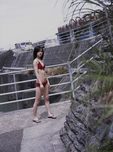 アジアのカバーガール久住小春が平らな胸を露わにし、露出した体を屋外で披露