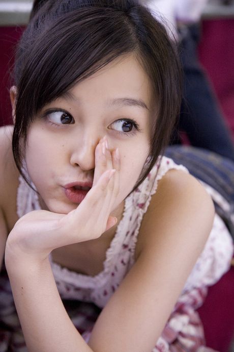 アジアのカバーガール久住小春が平らな胸を露わにし、露出した体を屋外で披露