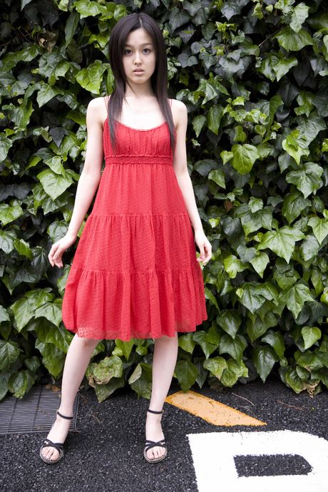 アジアのカバーガール久住小春が平らな胸を露わにし、露出した体を屋外で披露