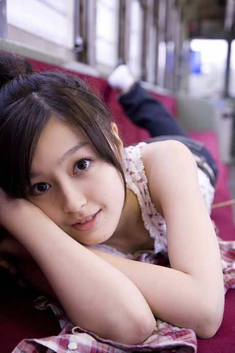 アジアのカバーガール久住小春が平らな胸を露わにし、露出した体を屋外で披露