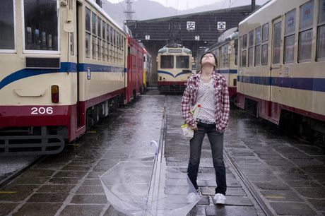 アジアのカバーガール久住小春が平らな胸を露わにし、露出した体を屋外で披露