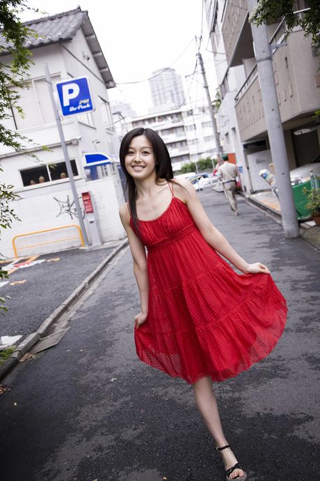 アジアのカバーガール久住小春が平らな胸を露わにし、露出した体を屋外で披露