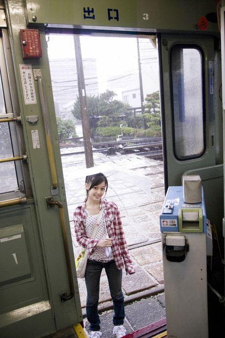 アジアのカバーガール久住小春が平らな胸を露わにし、露出した体を屋外で披露