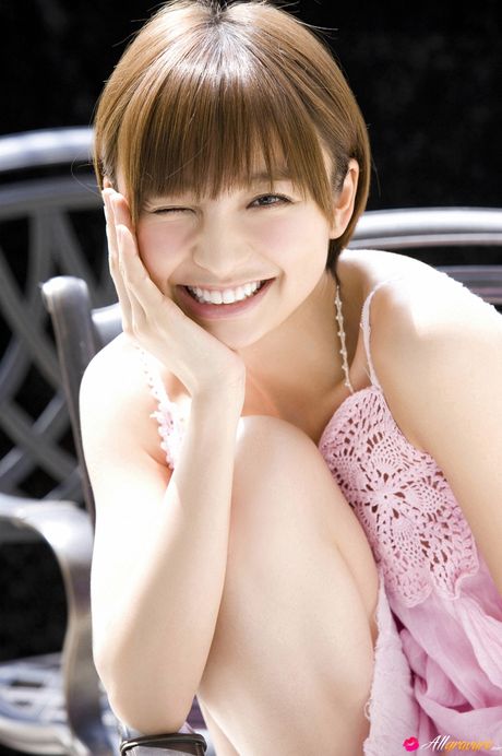 亞洲青少年 Mariko Shinoda 展示了她嬌小的乳房，並在獨奏中展示了她的裸露肌膚