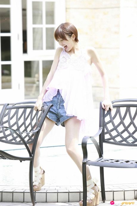 亞洲青少年 Mariko Shinoda 展示了她嬌小的乳房，並在獨奏中展示了她的裸露肌膚