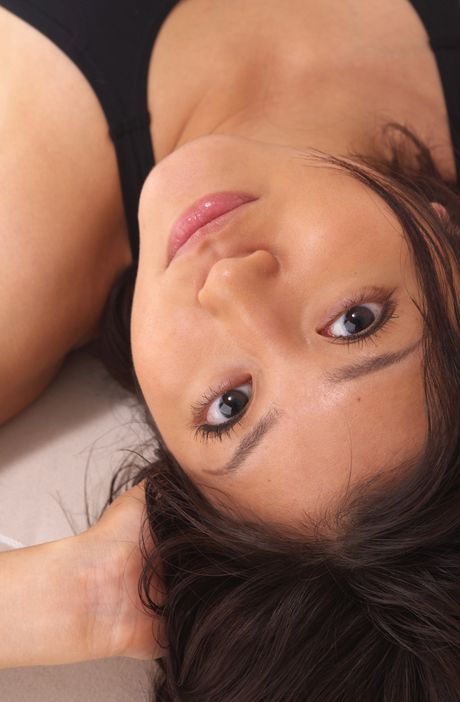 Engleagtige asiatiske MILF Mami Matsuyama demonstrerer sin store røv og sin barberede fisse