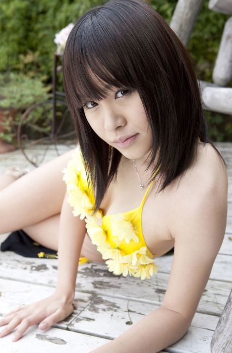 素敵な笑顔と素敵なおっぱいがこの若いベイビーのハイライトです