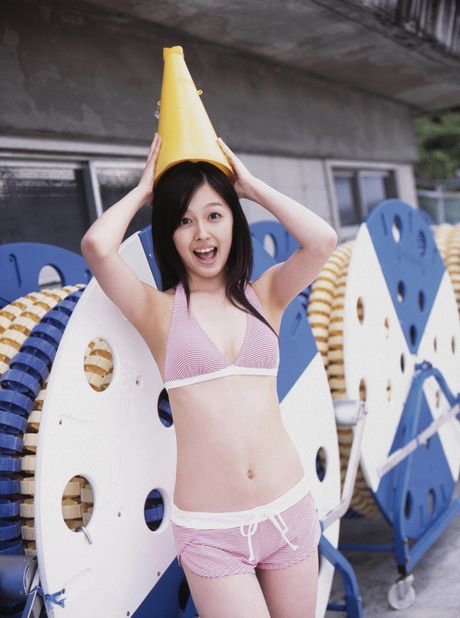 アジアンドール久住小春が靴下を履いたまま机の上で裸になる