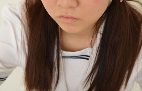 Skolepigen Yui Saotome viser sine fantastiske bryster og poserer i sine strømpebukser