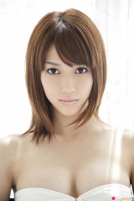 這位亞洲美女身材姣好，笑容燦爛