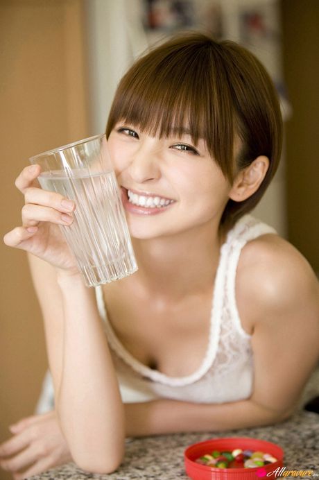 棕色頭髮的 Mariko Shinoda 凸顯她的小乳房並獨自擺姿勢