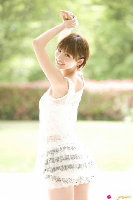 棕色頭髮的 Mariko Shinoda 凸顯她的小乳房並獨自擺姿勢