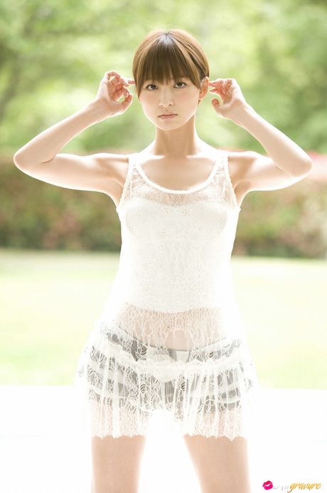 棕色頭髮的 Mariko Shinoda 凸顯她的小乳房並獨自擺姿勢