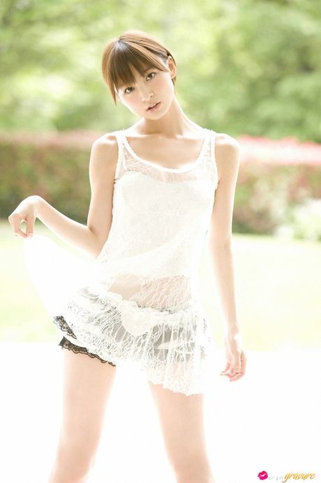 棕色頭髮的 Mariko Shinoda 凸顯她的小乳房並獨自擺姿勢