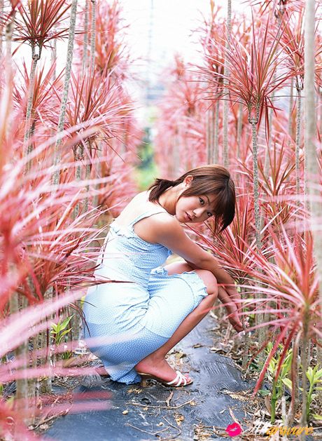 Asian beauty Sakura Mizutani flaunts her natural small tits and her trimmed pussy