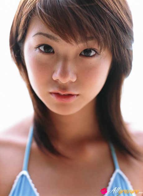 Asian beauty Sakura Mizutani flaunts her natural small tits and her trimmed pussy