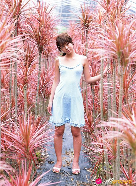 Asian beauty Sakura Mizutani flaunts her natural small tits and her trimmed pussy