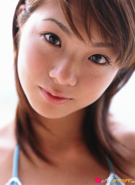 Asian beauty Sakura Mizutani flaunts her natural small tits and her trimmed pussy