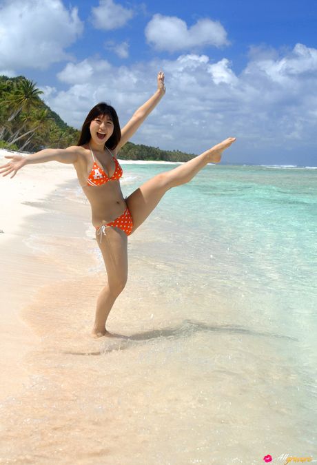 Fremragende japansk babe Saya Hikita tager sin bikini af og viser sine bryster på stranden