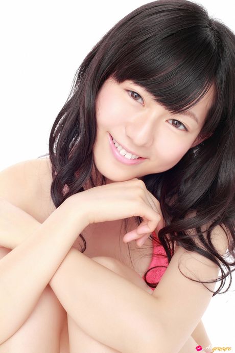 亞洲寶貝千葉夏美在手指性交前脫下比基尼