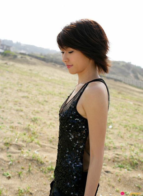 亞洲封面女郎 Ayano Washizu 炫耀她美麗的乳房並穿著比基尼擺姿勢