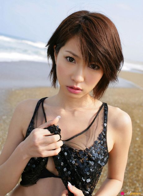 亞洲封面女郎 Ayano Washizu 炫耀她美麗的乳房並穿著比基尼擺姿勢