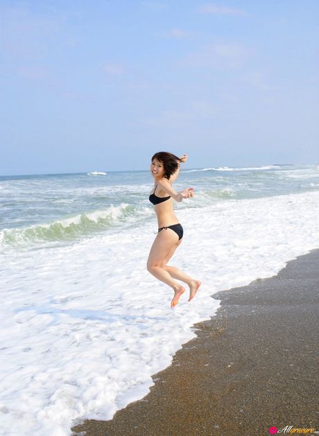 亞洲封面女郎 Ayano Washizu 炫耀她美麗的乳房並穿著比基尼擺姿勢