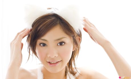 比基尼模特兒佐藤梨香身穿比基尼，露出小胸