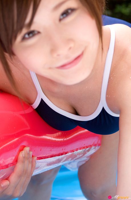 性感的亞洲女孩 Iyo Hanaki 展示了她平坦的乳房和剃光的陰部