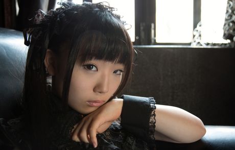 アジアンドールのひよりちゃんが小ぶりなおっぱいを披露し、黒ストッキングでポーズをとる