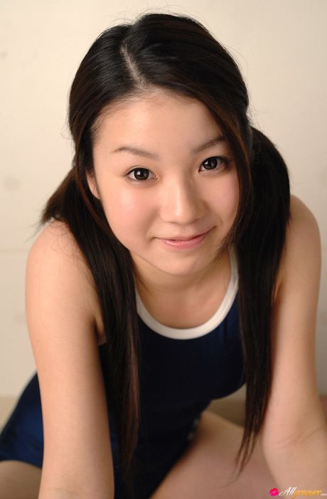 彈跳球美女 Misaki 展示她火辣的屁股並獨自擺姿勢