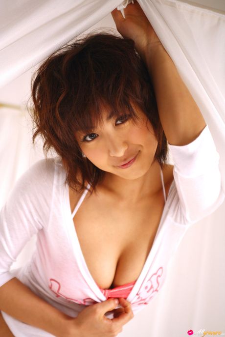 亞洲美女 Mariko Okubo 穿著高跟鞋在床上裸體