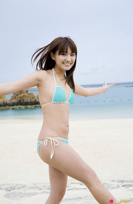 亞洲美女 Natsumi Kamata 脫下比基尼，以原始狀態展示模特