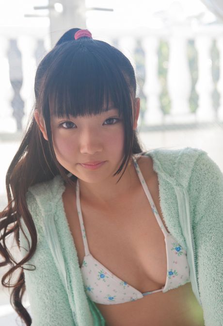 アジアのティーンひよりが下着を脱いで小さなおっぱいを露出