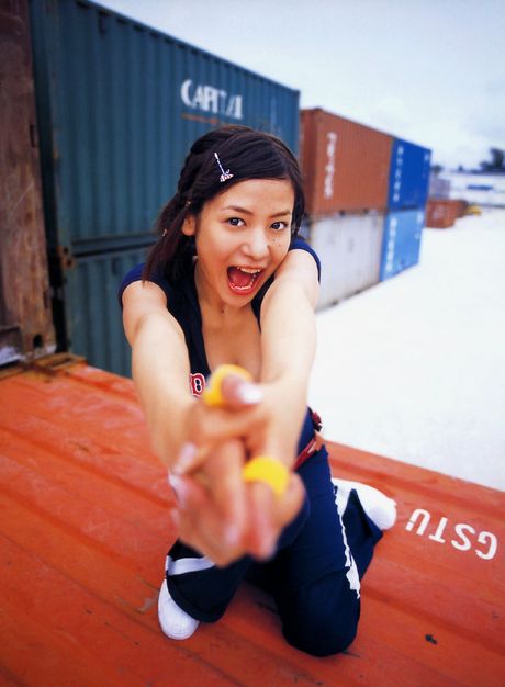 Asian girl Aiki Ito reveals her amazing tits and poses in a bikini