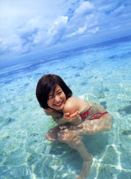 Asian girl Aiki Ito reveals her amazing tits and poses in a bikini