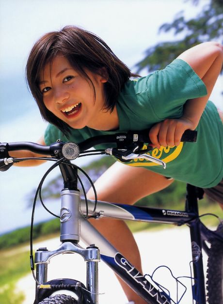 Asian girl Aiki Ito reveals her amazing tits and poses in a bikini