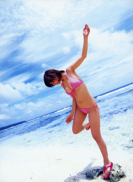 Asian girl Aiki Ito reveals her amazing tits and poses in a bikini