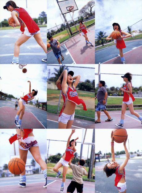 Asian girl Aiki Ito reveals her amazing tits and poses in a bikini