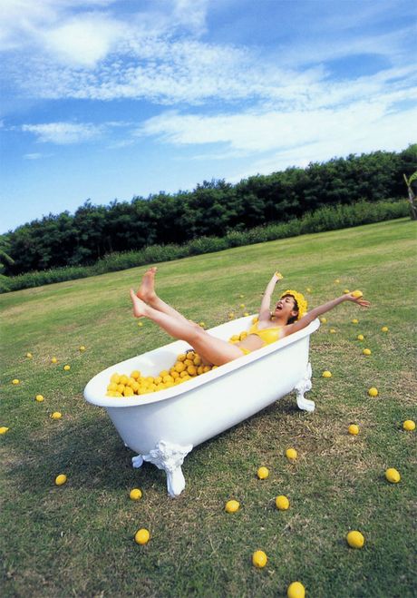 Asian girl Aiki Ito reveals her amazing tits and poses in a bikini