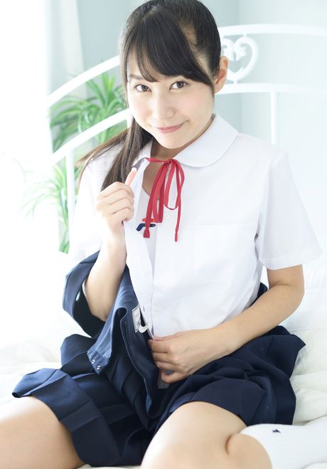 女學生 Shizuka Kauamala 在獨奏中露出了她的乳房和陰部