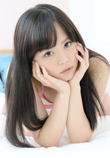 亞洲少女 Moeno Takarada 穿著丁字褲和胸罩赤裸裸地躺在床上